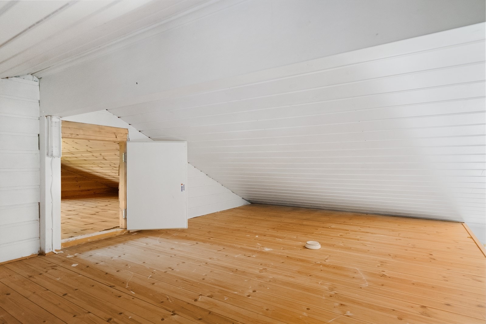 Hems 1 med mulighet for oppbevaring og soveplasser, dør videre inn til hems 2 Galleribilde