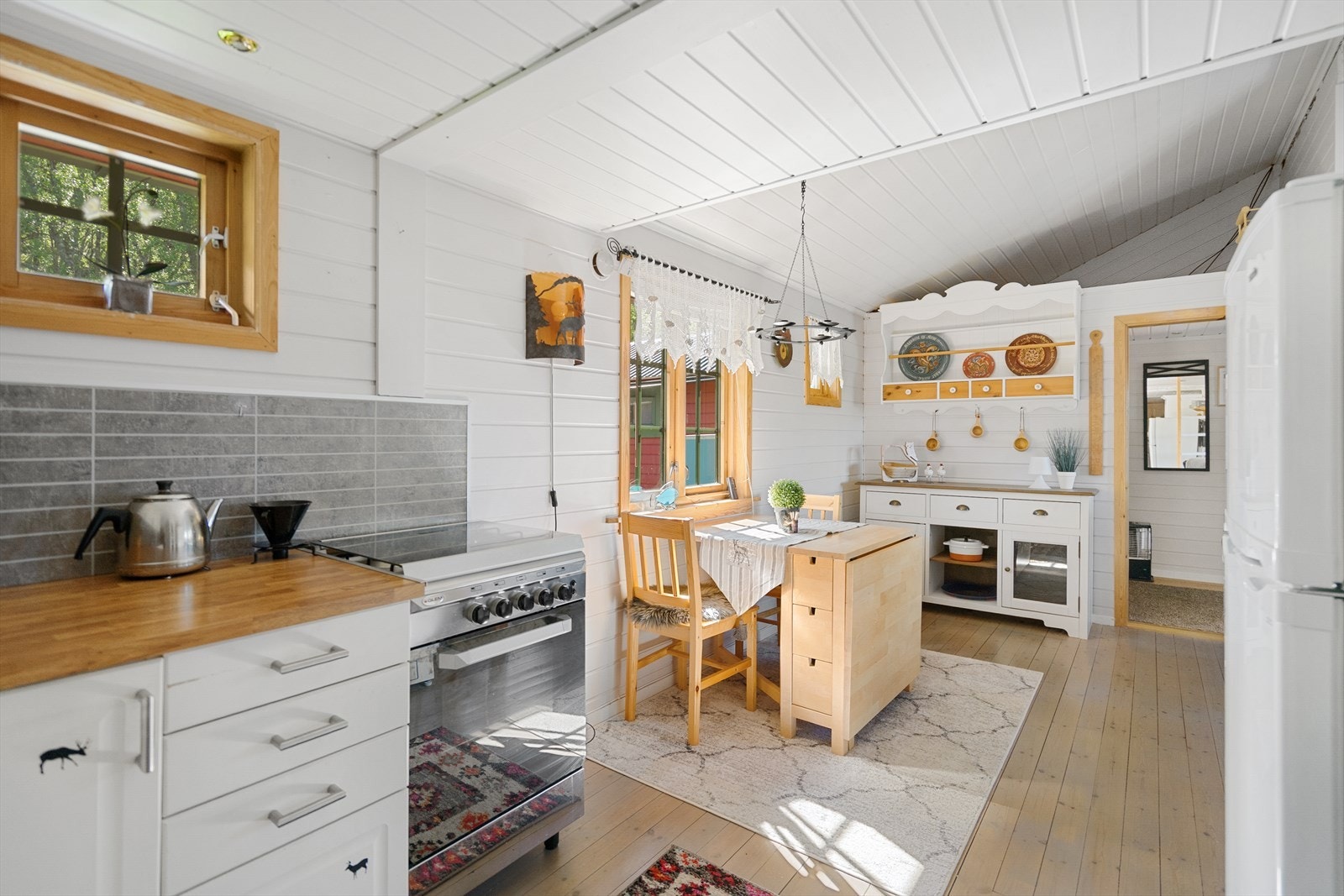 Spisestue sett fra kjøkken med gode oppbevaringsmuligheter og hems i overkant Galleribilde