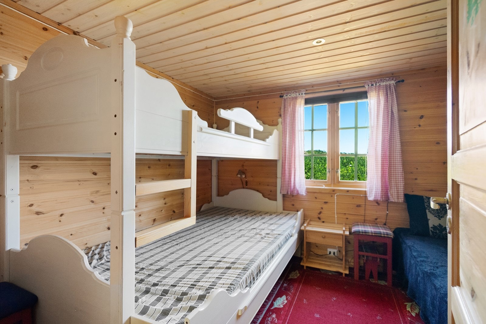 Soverom 1 - Romslig soverom med plass til både køyeseng og og sovesofa Galleribilde