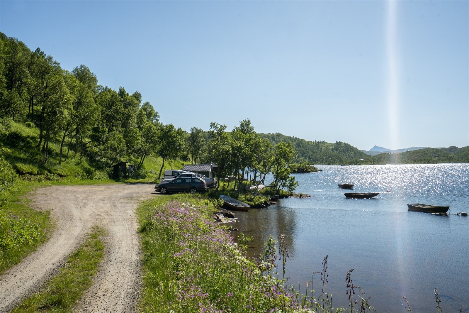 Nærområdet - Holmvatnet med flotte turområder og mulighet for fisking både sommer og vinter Galleribilde