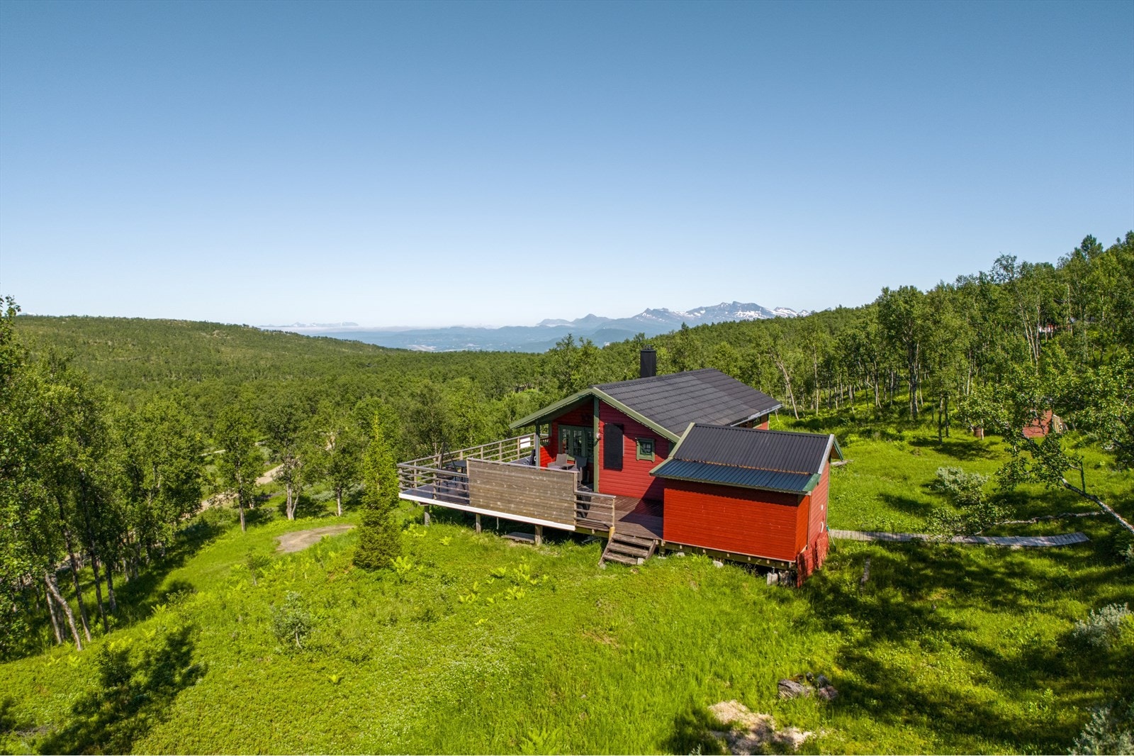 Romslig uteområde rundt hytten som kan benyttes Galleribilde