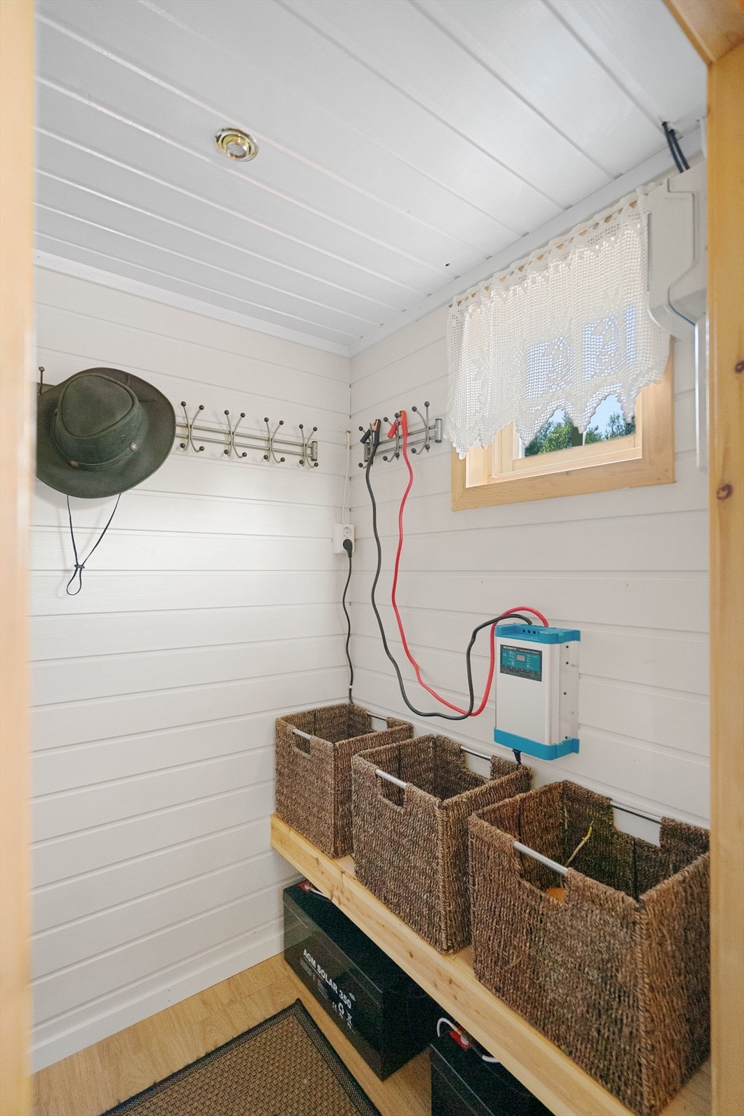 Gang med plassbygd oppbevaring og oppheng Galleribilde