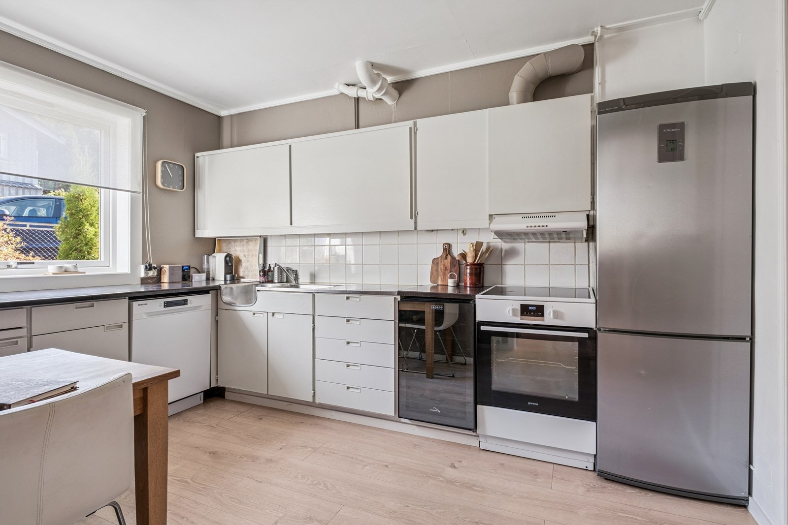 Romslig kjøkken med plass for spisebord Galleribilde