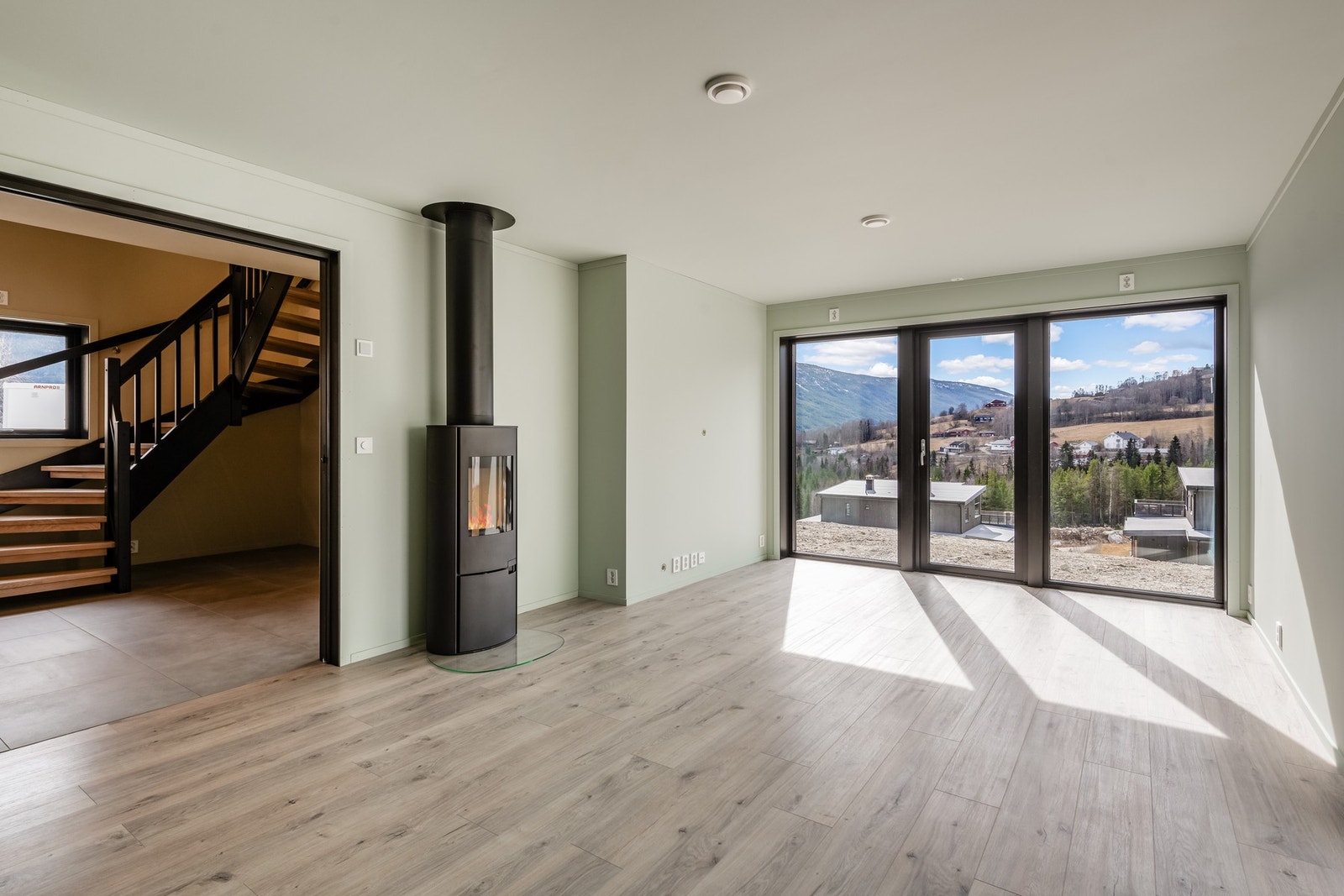 Stue/kjøkken med skyvedør ut mot gang. Bilde fra tilsvarende bolig. Kan avvike fra standardleveransen. Galleribilde