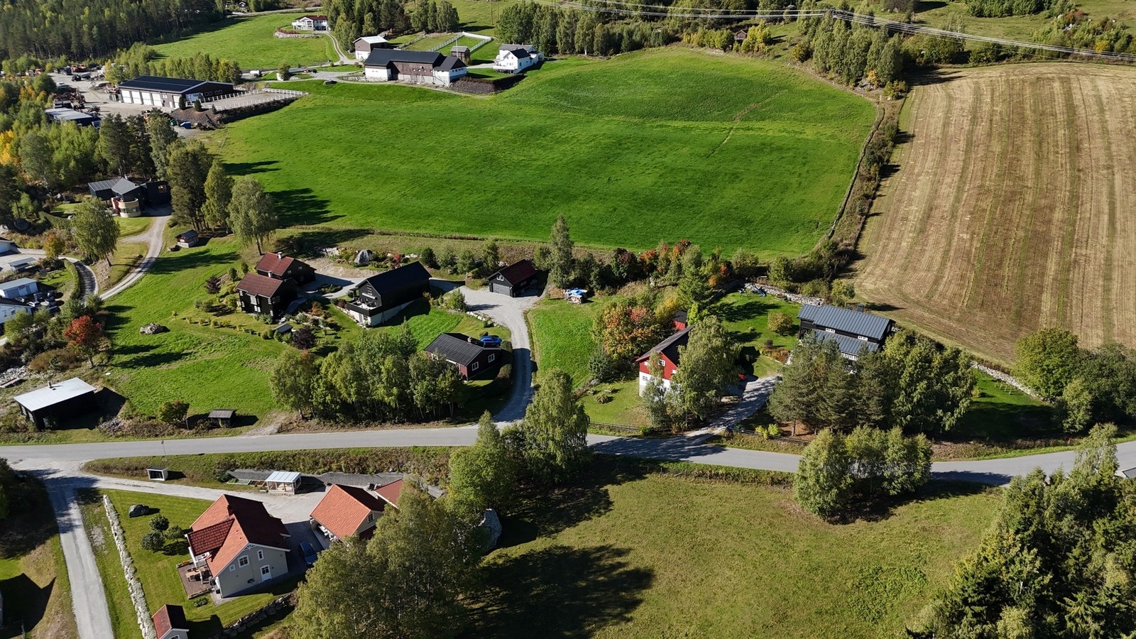 Tomten ligger i et landlig område med både landbrukseiendommer og spredt boligbebyggelse. Galleribilde