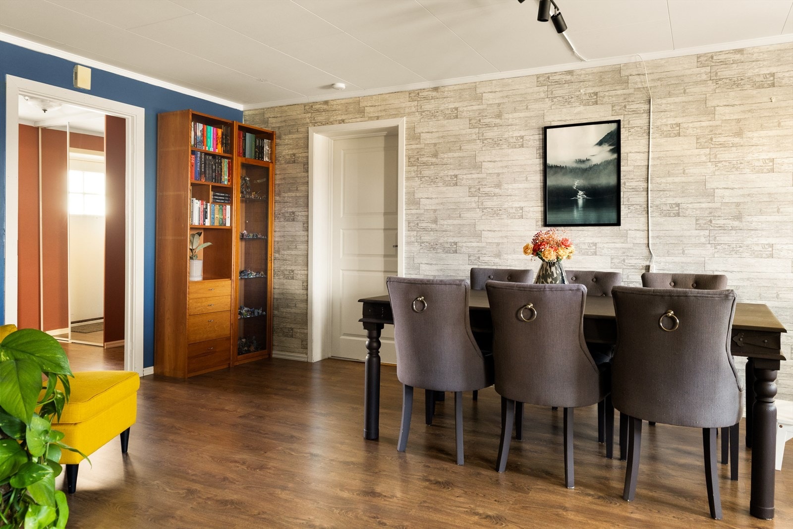 Fra entréen kommer du inn til boligens stue. Galleribilde