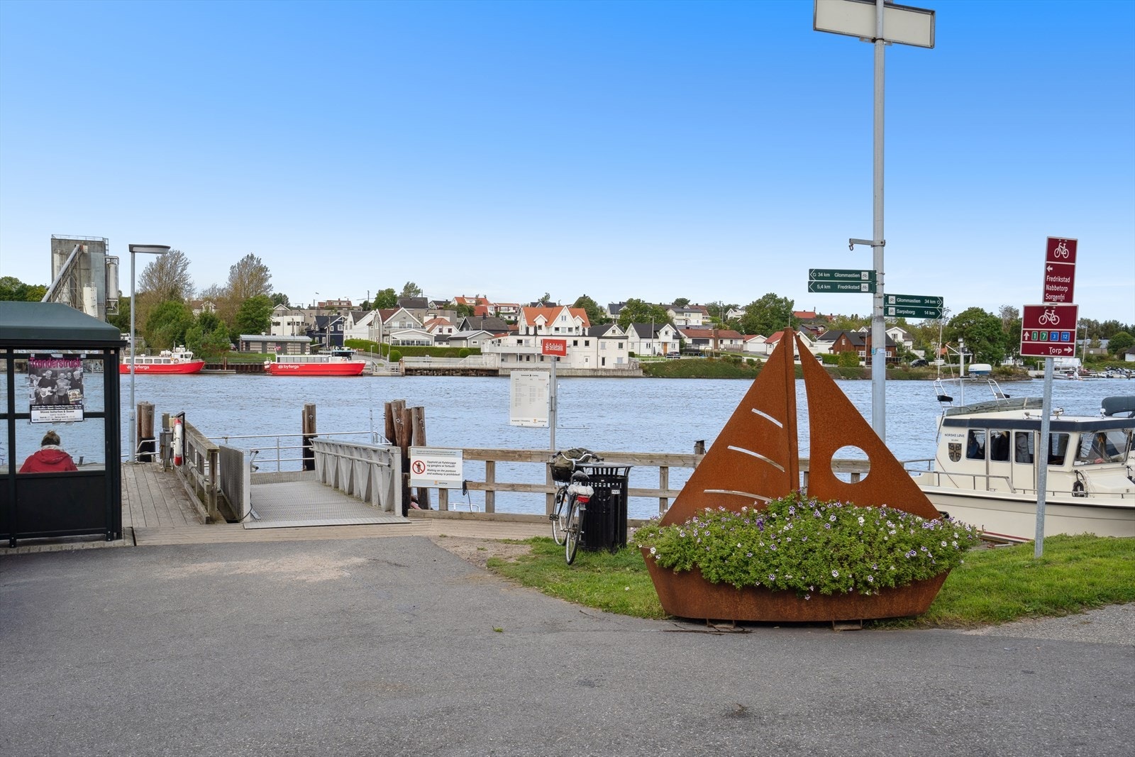Bare et steinkast unna finner du byfergen i Fredrikstad. Her får du gratis kollektiv transport. Galleribilde