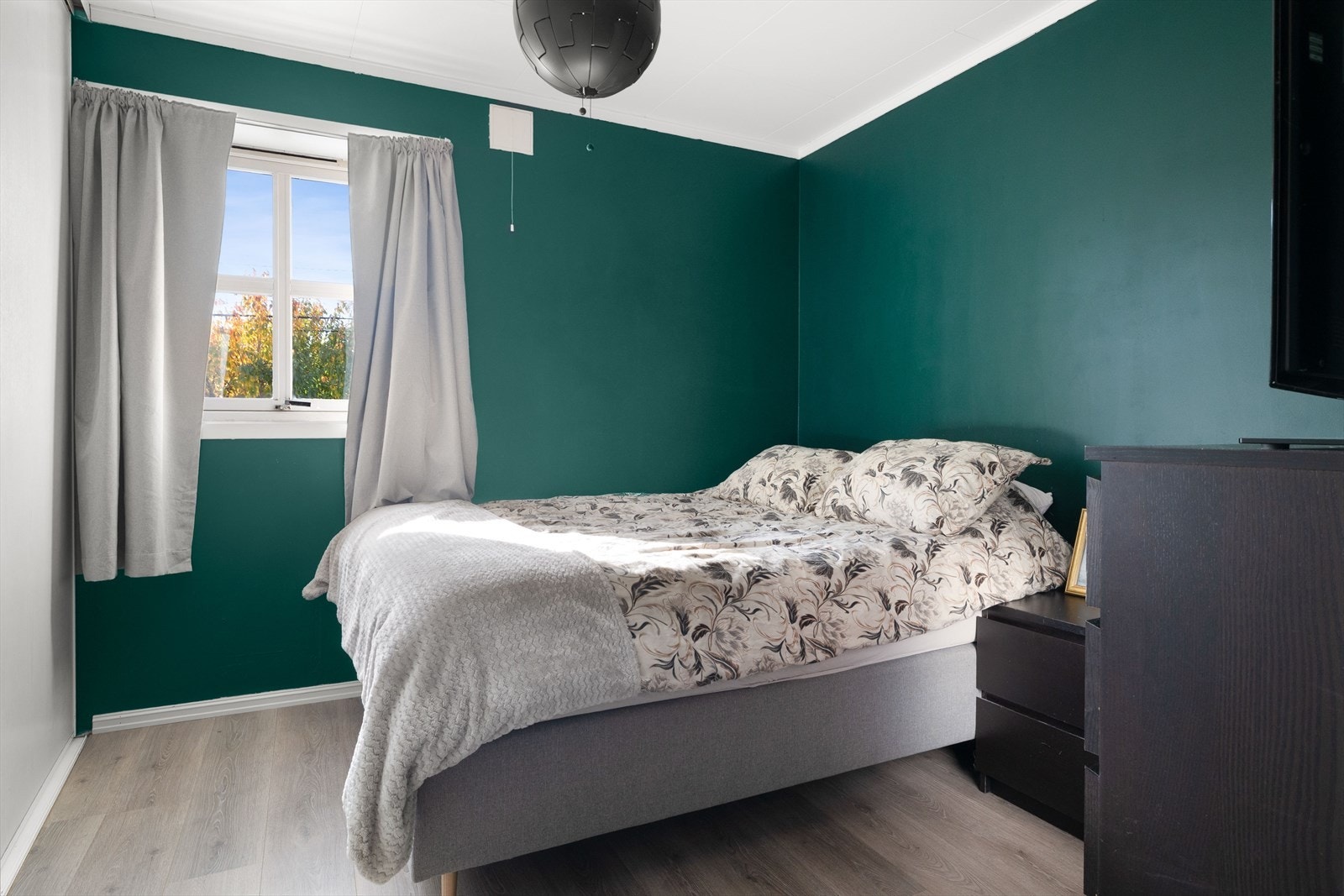 Romslig soverom med skyvedørsgarderobe. Galleribilde