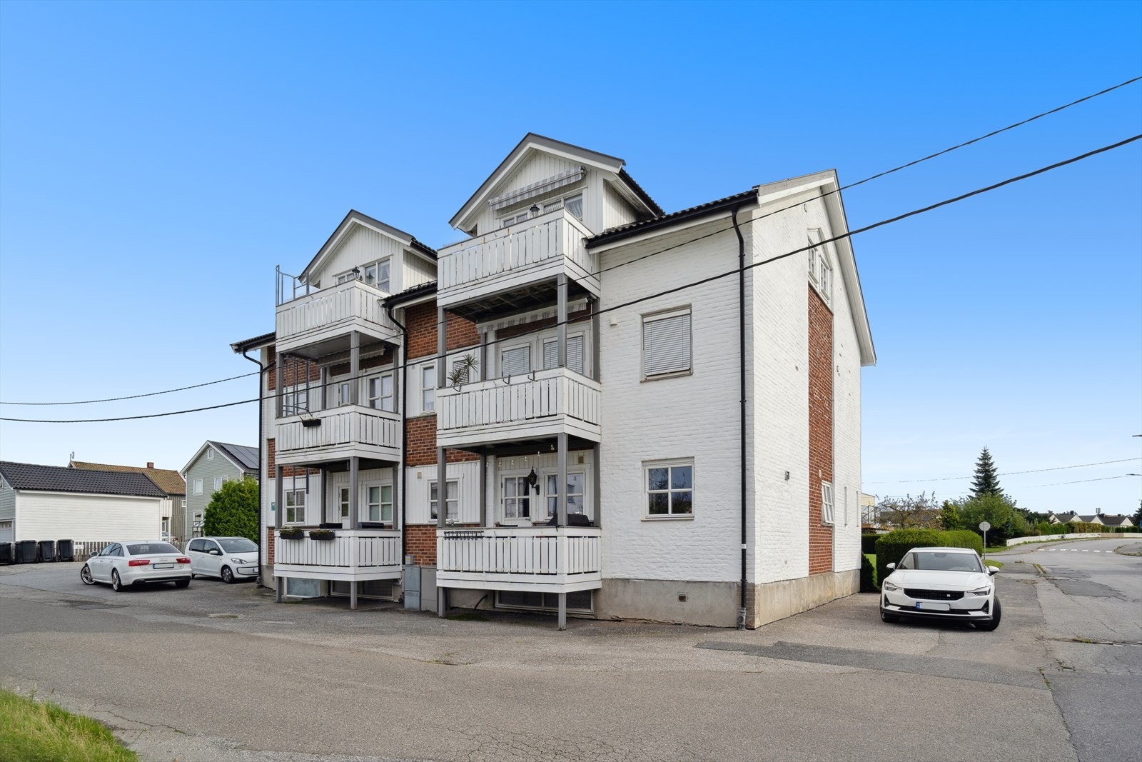 Uteplassen er vestvendt og bygget er av mur, som trenger mindre vedlikehold. Galleribilde