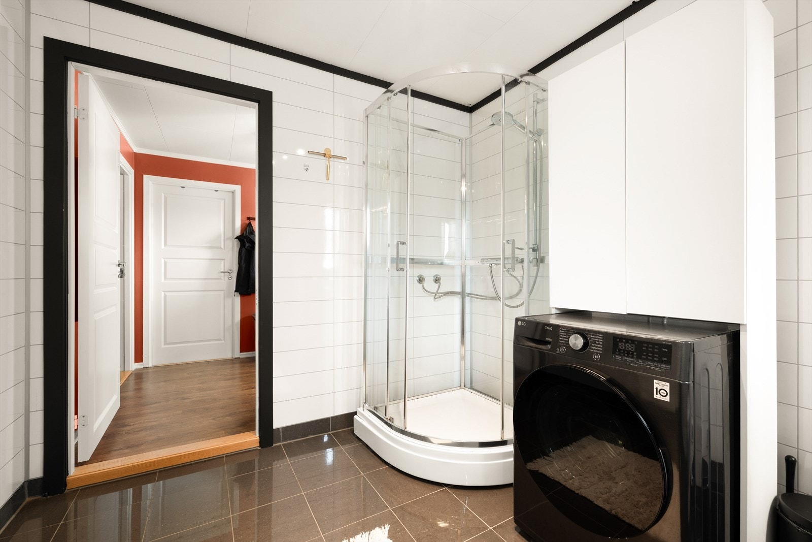 Her har du servant, opplegg for vaskemaskin og dusjkabinett. Galleribilde