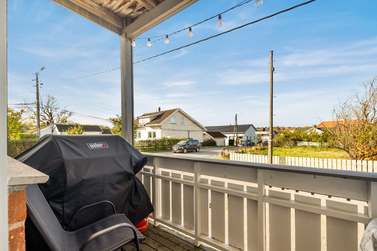 Terrassen har plass til grill og sitteplass. Her kan du nyte kveldssolen! Galleribilde