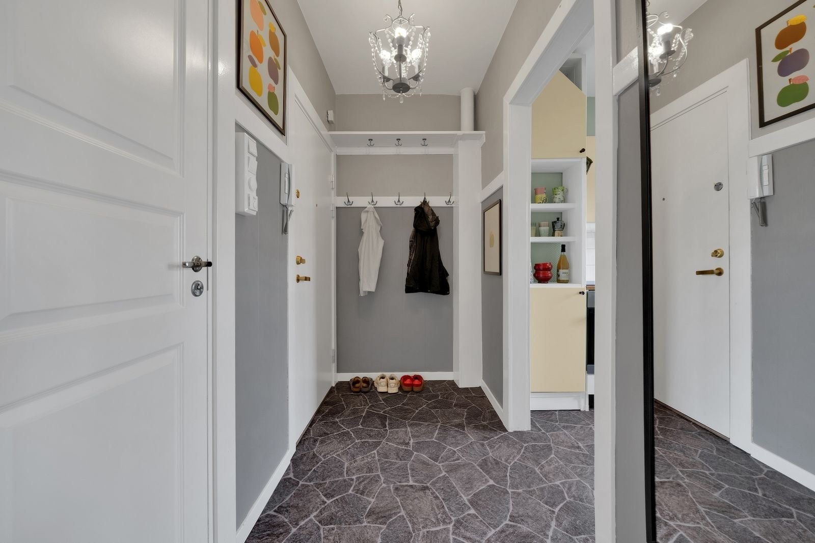 Innbydende entré med plass til oppbevaring og speil – gir et ryddig og praktisk førsteinntrykk. Galleribilde