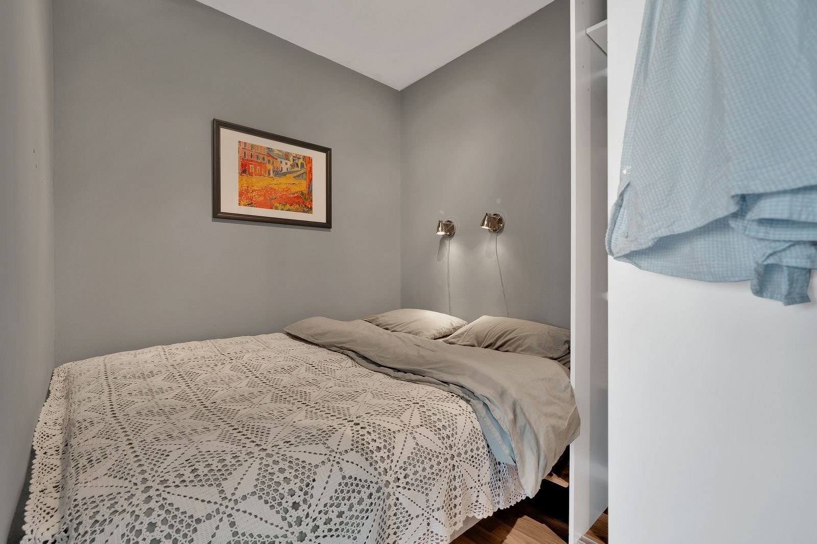 Gir følelsen av et eget soverom i leiligheten – med lufting i toppen av veggen mot stuen. Galleribilde