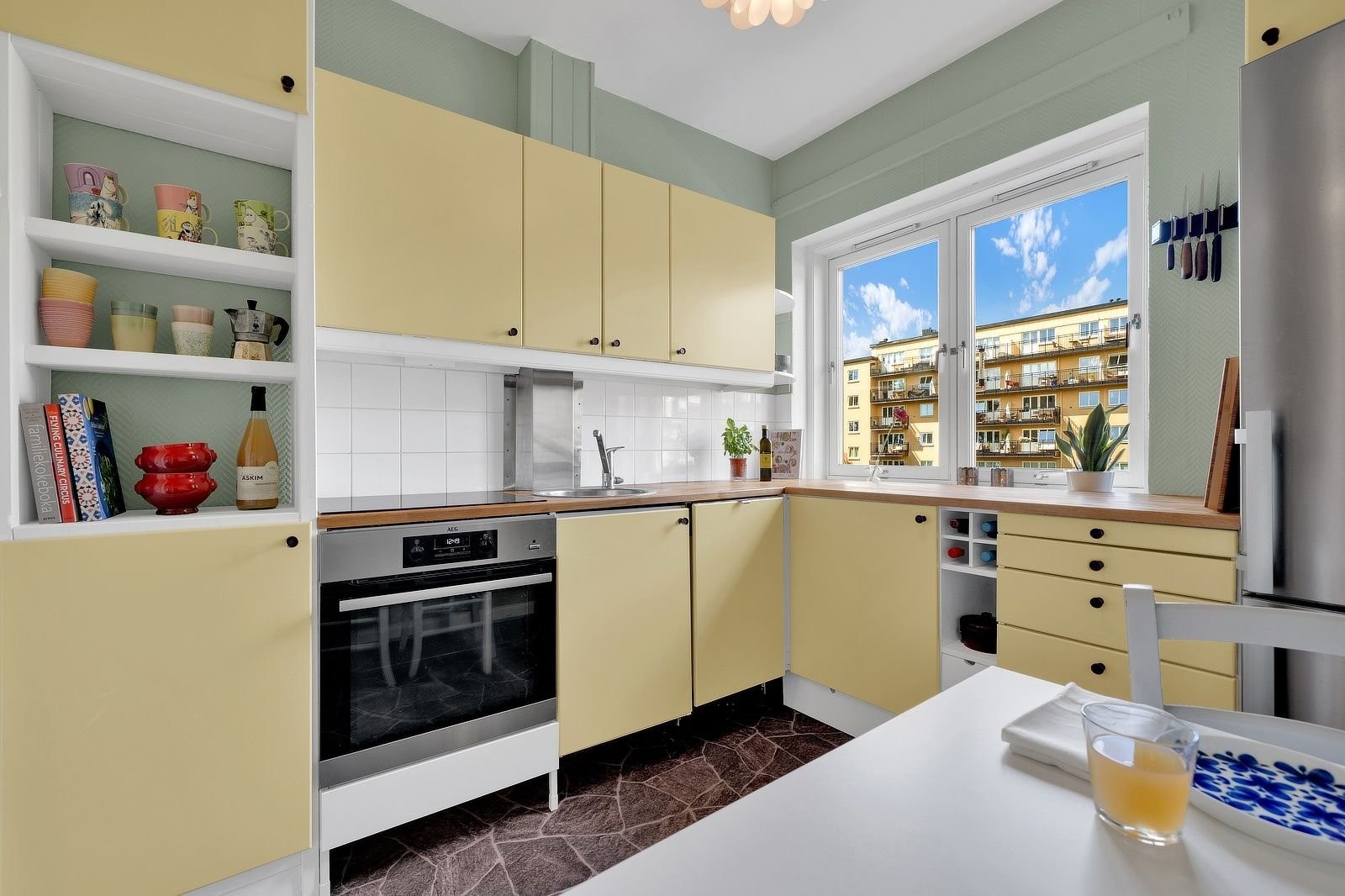 Koselig separat kjøkken med god skapplass og heltre benkeplate. Galleribilde