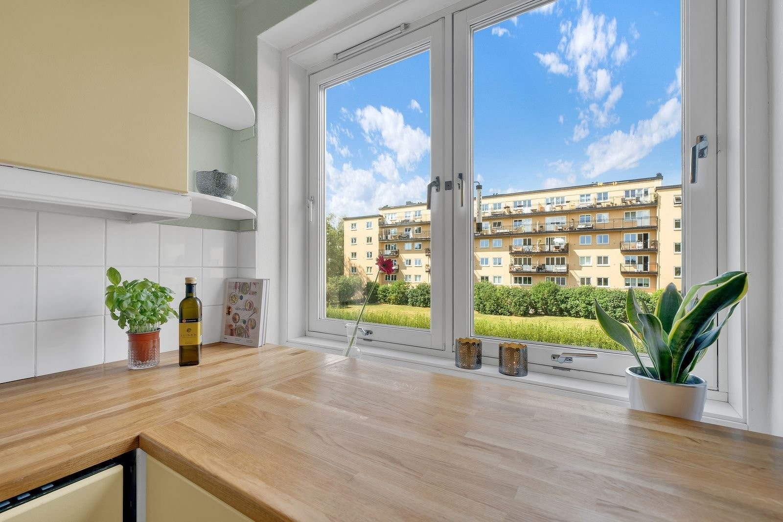 En lys og arealeffektiv 1(2)-roms leilighet med skjermet beliggenhet og idyllisk utsyn. Galleribilde