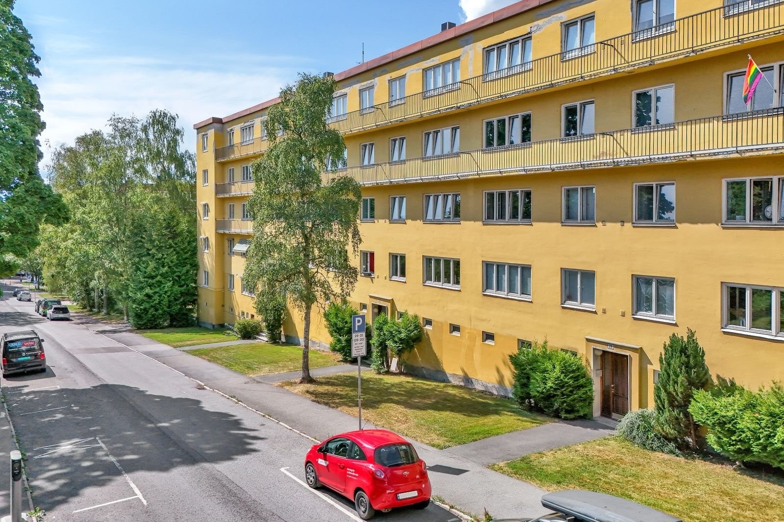 Meget sentral og attraktiv beliggenhet ved Rosenhoff/Sinsen – kort vei til sentrum og enkel tilgang til kollektivtransport med buss (inkl. nattlinjer), trikk, T-bane og flybuss til Gardermoen. Galleribilde