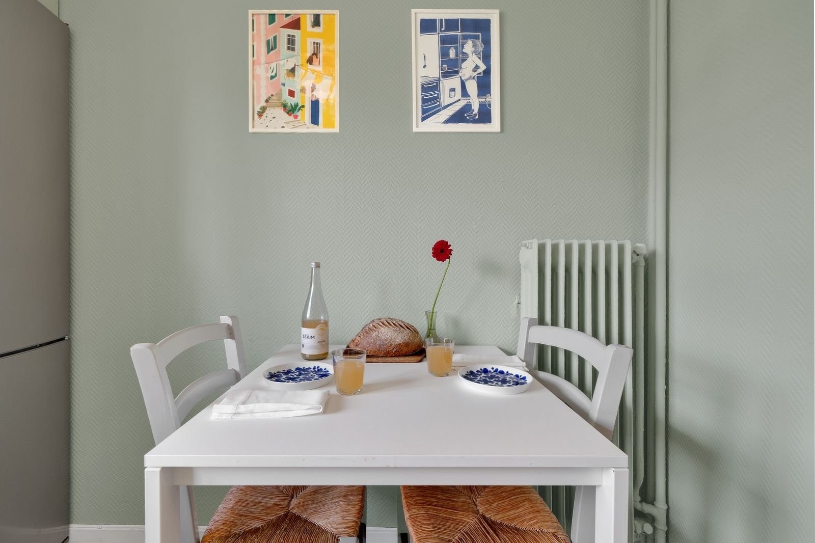 Kjøkkenet er utstyrt med ovn, platetopp, kjøl/fryseskap og oppvaskmaskin – alt du trenger for en praktisk hverdag. Galleribilde