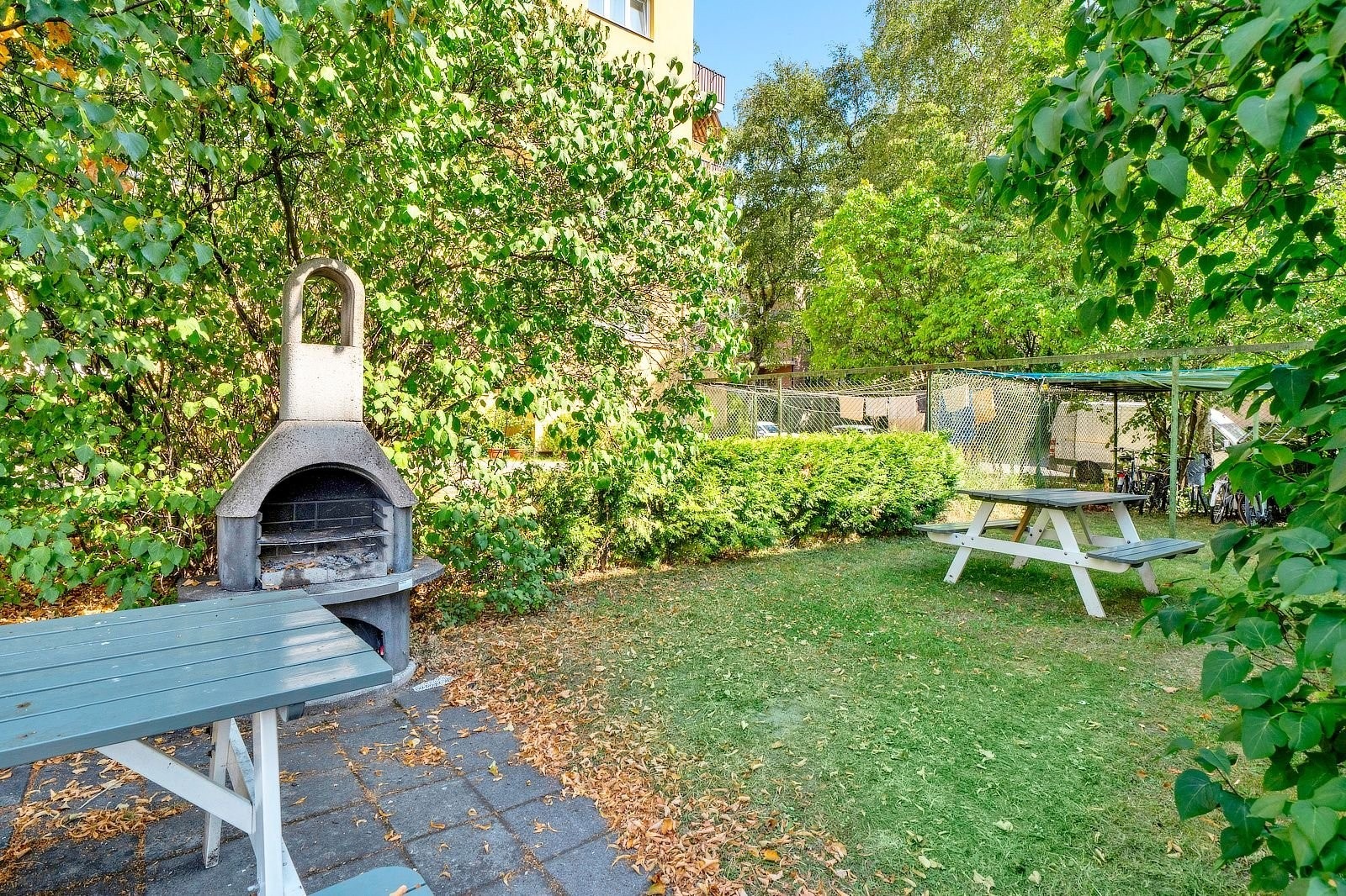 Borettslaget tilbyr en trivelig uteplass med utemøbler og grill – perfekt for hyggelige stunder i sommerhalvåret. Galleribilde