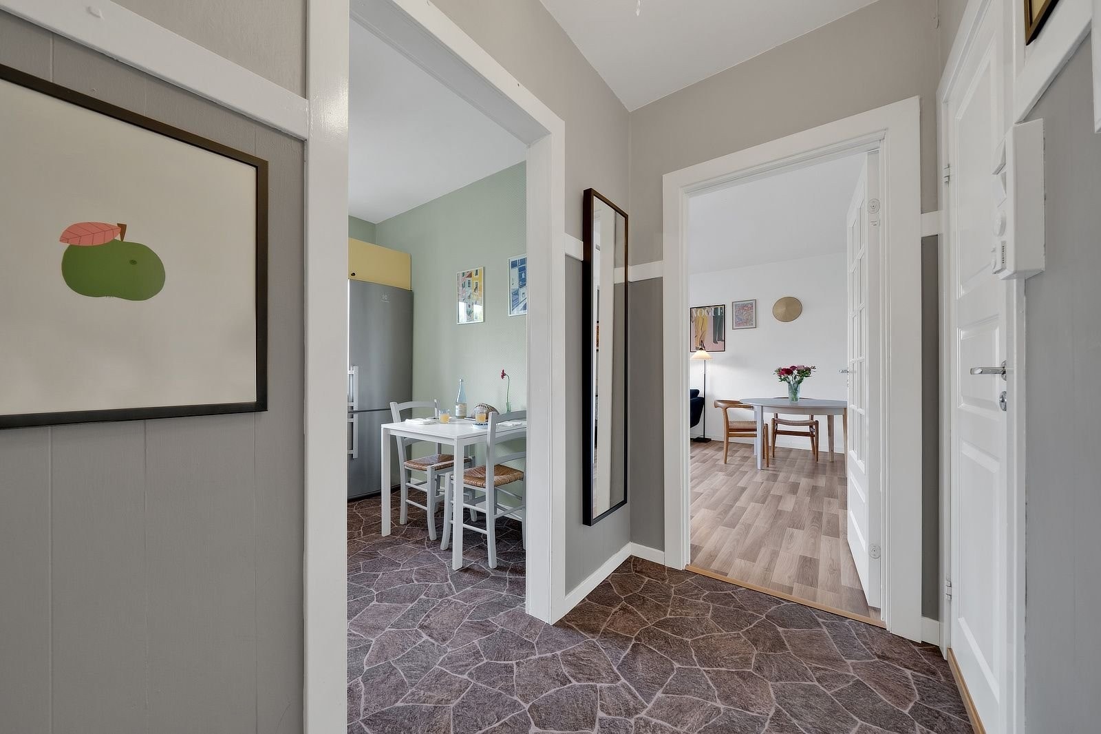 Lys gang med enkel tilgang til alle rom. Galleribilde