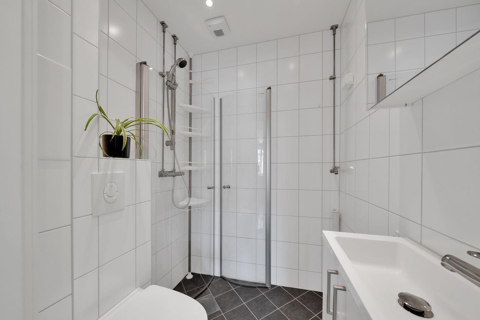 Baderom fra 2015 i regi av borettslaget. Varmtvann er inkl. i felleskostnadene Galleribilde