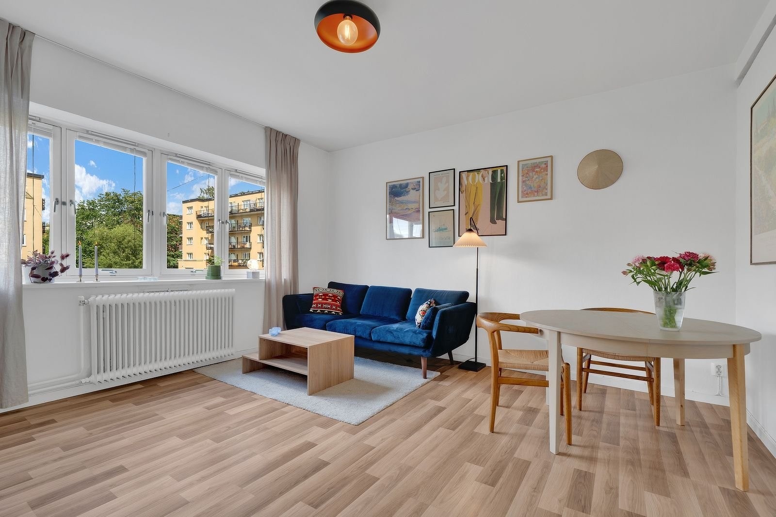 Hyggelig stue med plass til både sofagruppe og spiseplass. Galleribilde