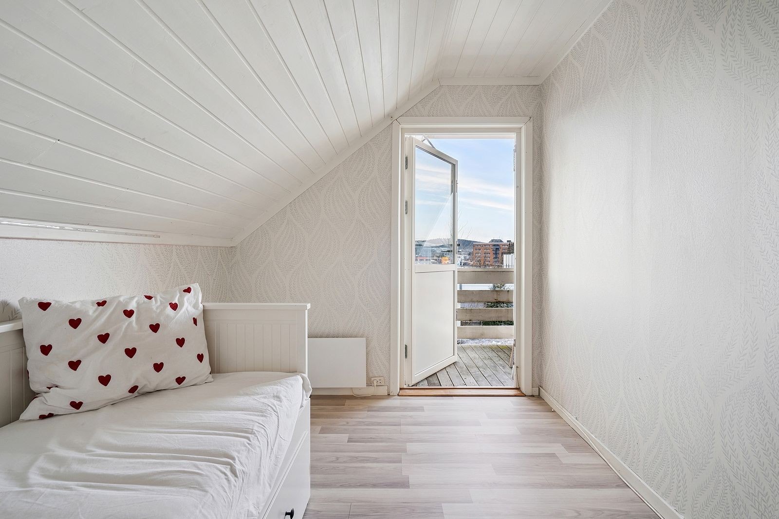 Soverom med utgang til balkong. ( 1 av 4 soverom) Galleribilde