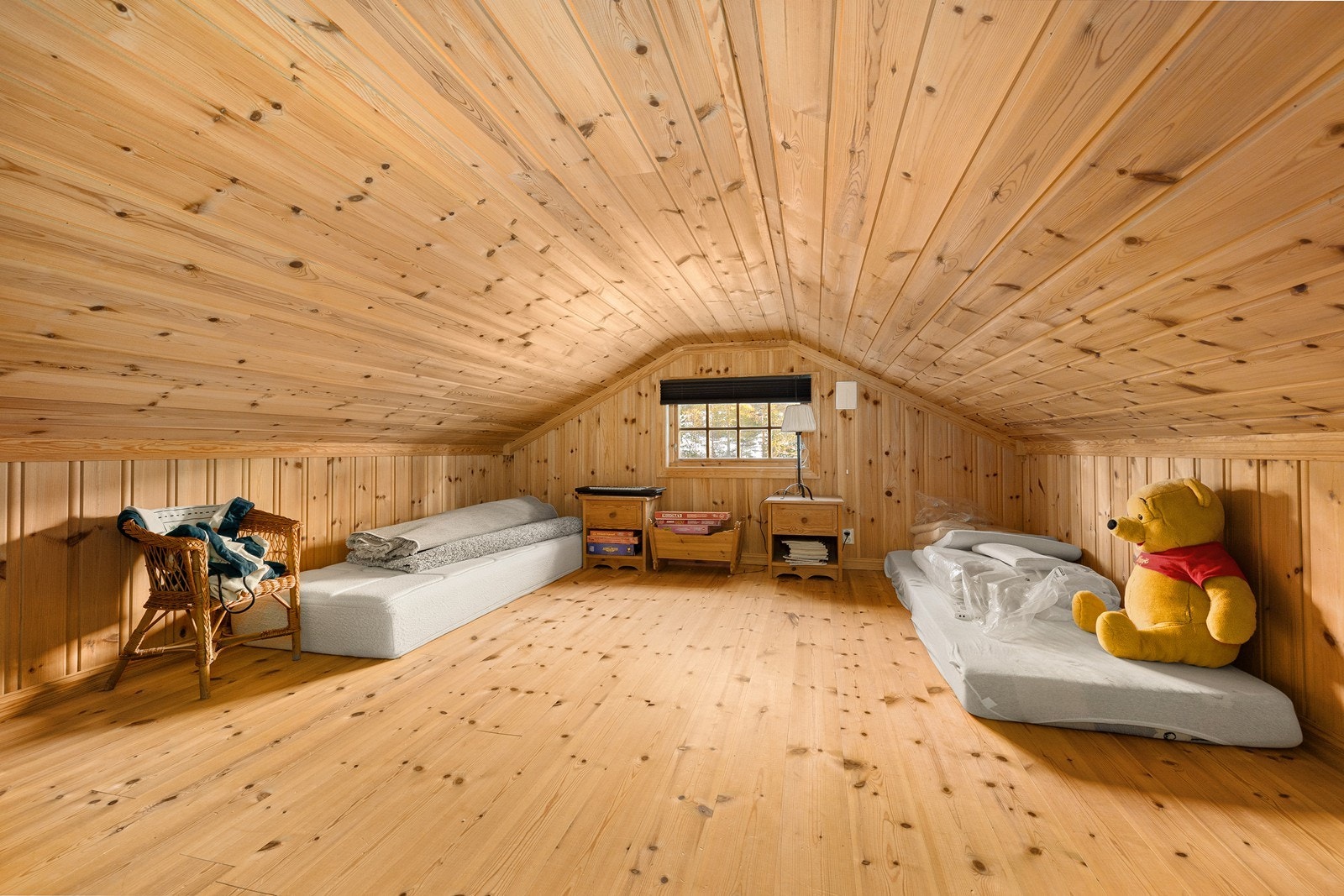 I tillegg har man en hems som i dag er innredet med soveplasser. Det gjøres oppmerksom på at hems ikke er godkjent som rom for varig opphold. Galleribilde