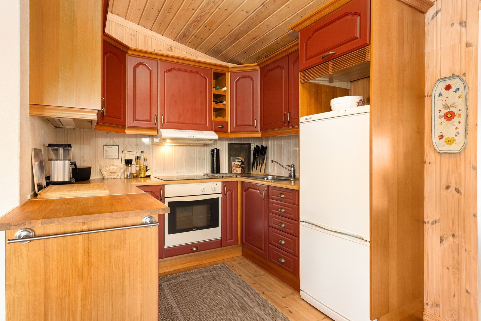 Kjøkkenet er utstyrt med profilerte fronter og en praktisk benkeplate i laminat. Innredningen er utstyrt med oppvaskmaskin, kjøl/fryseskap, stekeovn og platetopp. Galleribilde