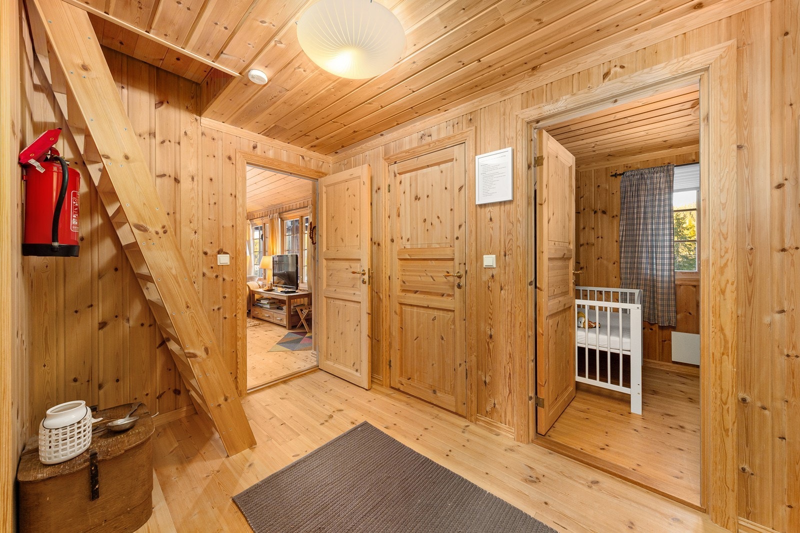 Fra gangen er det trappestige opp til hemsen. Galleribilde