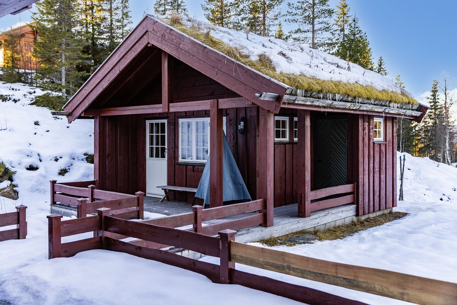 Utendørs har man et koselig anneks med bod i bakkant, for ekstra oppbevaring. Galleribilde
