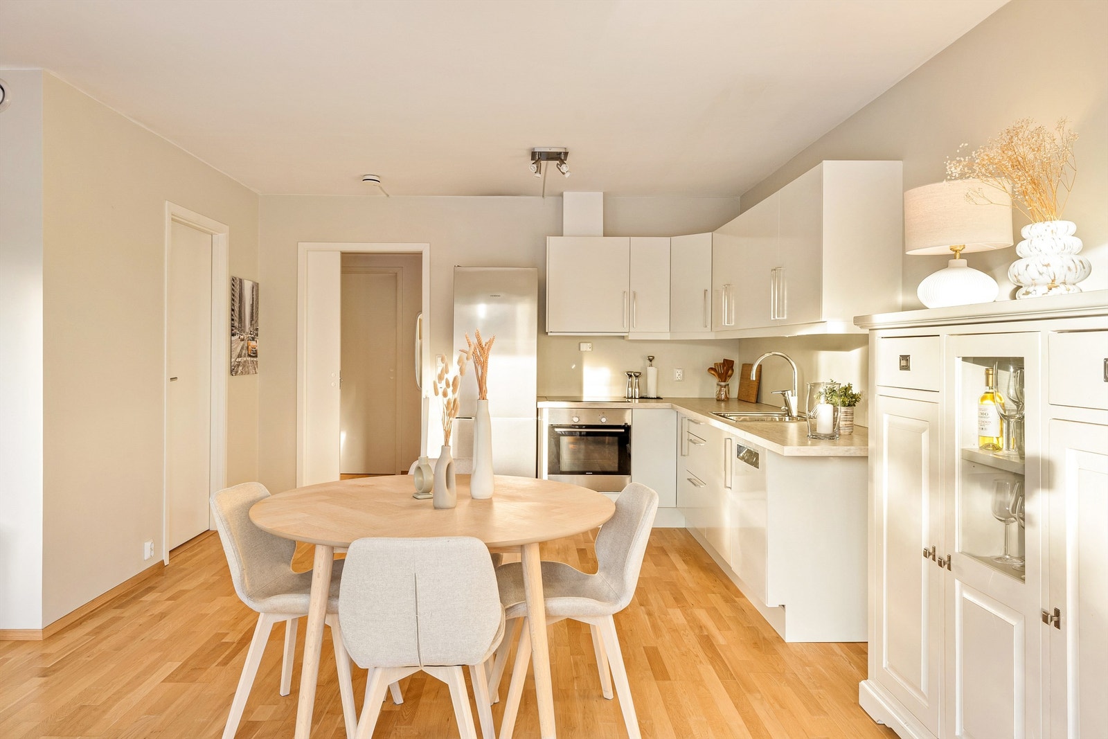 Kjøkkenet har integrert komfyr og platetopp - Oppvaskmaskin fra 2025 og kjøleskap medfølger også i handelen. Lyse og slette kjøkkenfronter med laminert benkeplate. Galleribilde