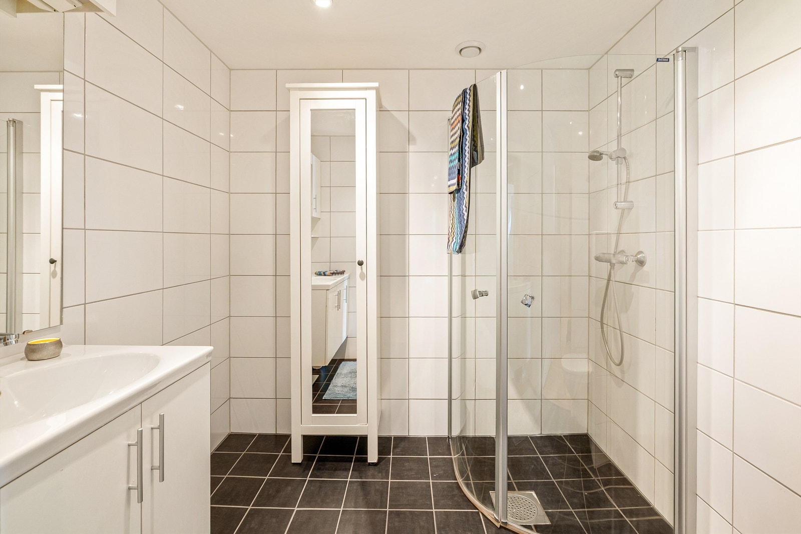 Lyst og pent bad med fliser på vegger og gulv Galleribilde