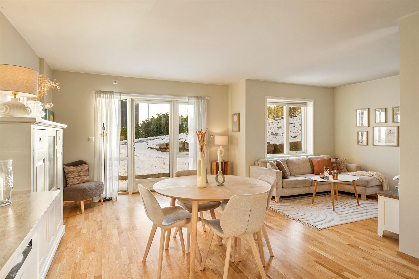 Store vindusflater slipper inn mye naturlig dagslys og gjør rommet til et trivelig sted å oppholde seg Galleribilde