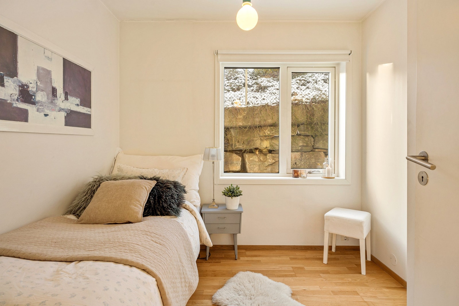 Soverom nr. 2 er lyst og luftig og ypperlig egnet som gjesterom eller barnerom Galleribilde