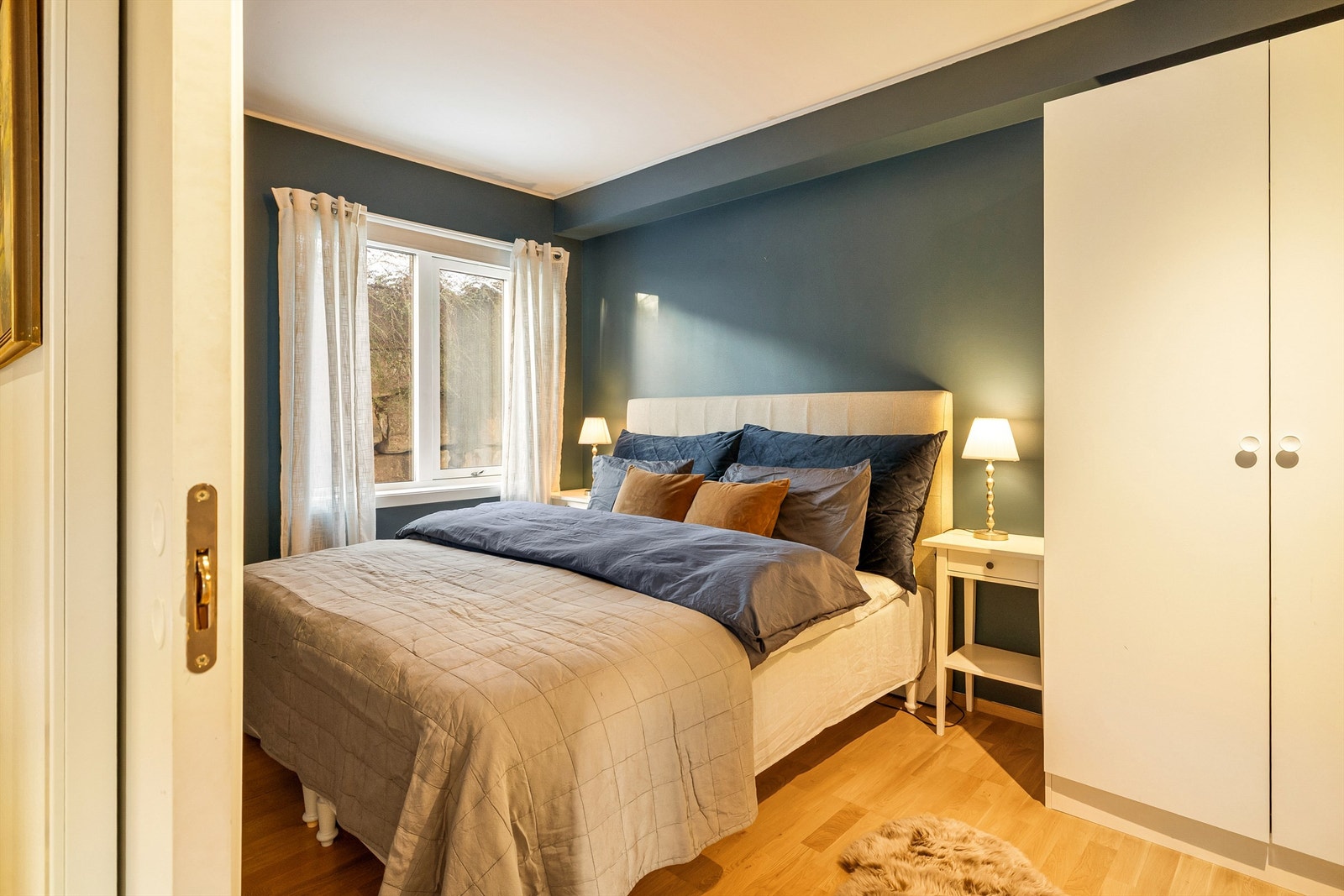 Smarte løsninger med praktiske og plassbesparende skyvedører i leiligheten Galleribilde