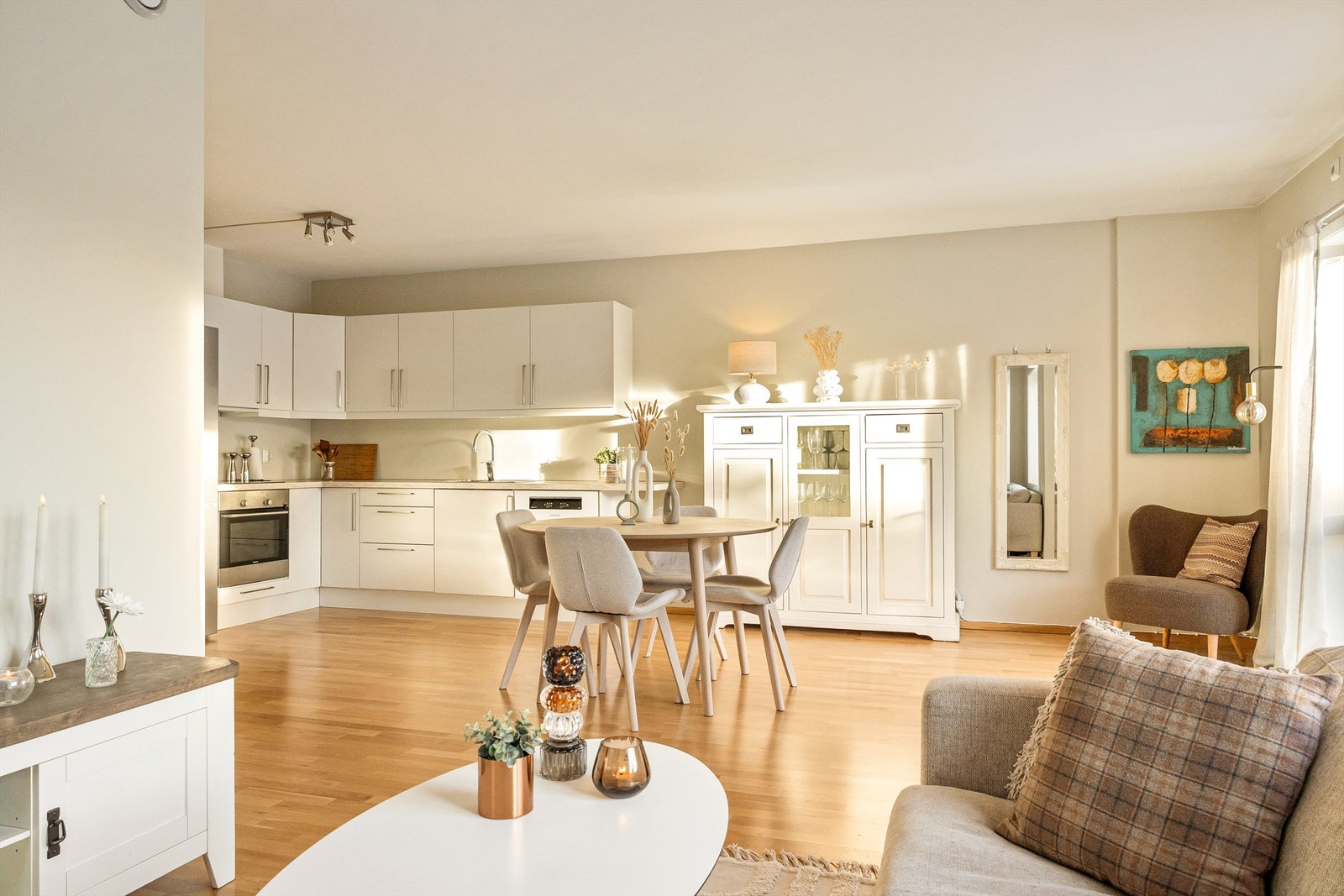 Lys og luftig stue med åpen løsning mot kjøkkenet | Fotograf Silje Holte/ @frksuper Galleribilde