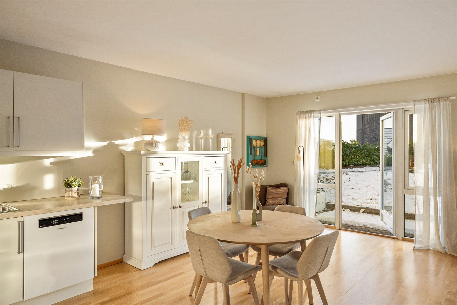 Fin spiseplass mellom stue og kjøkken hvor man kan samle familie og venner til hyggelige lag Galleribilde