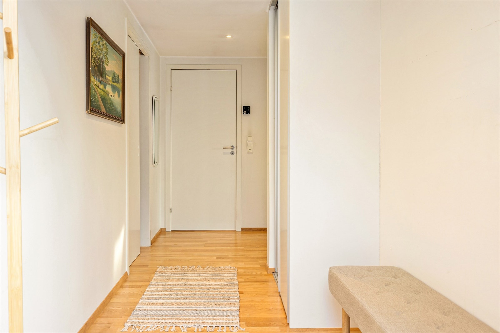 Lys og fin entré som sørger for en fin velkomst året rundt. Downlights i himling. Galleribilde