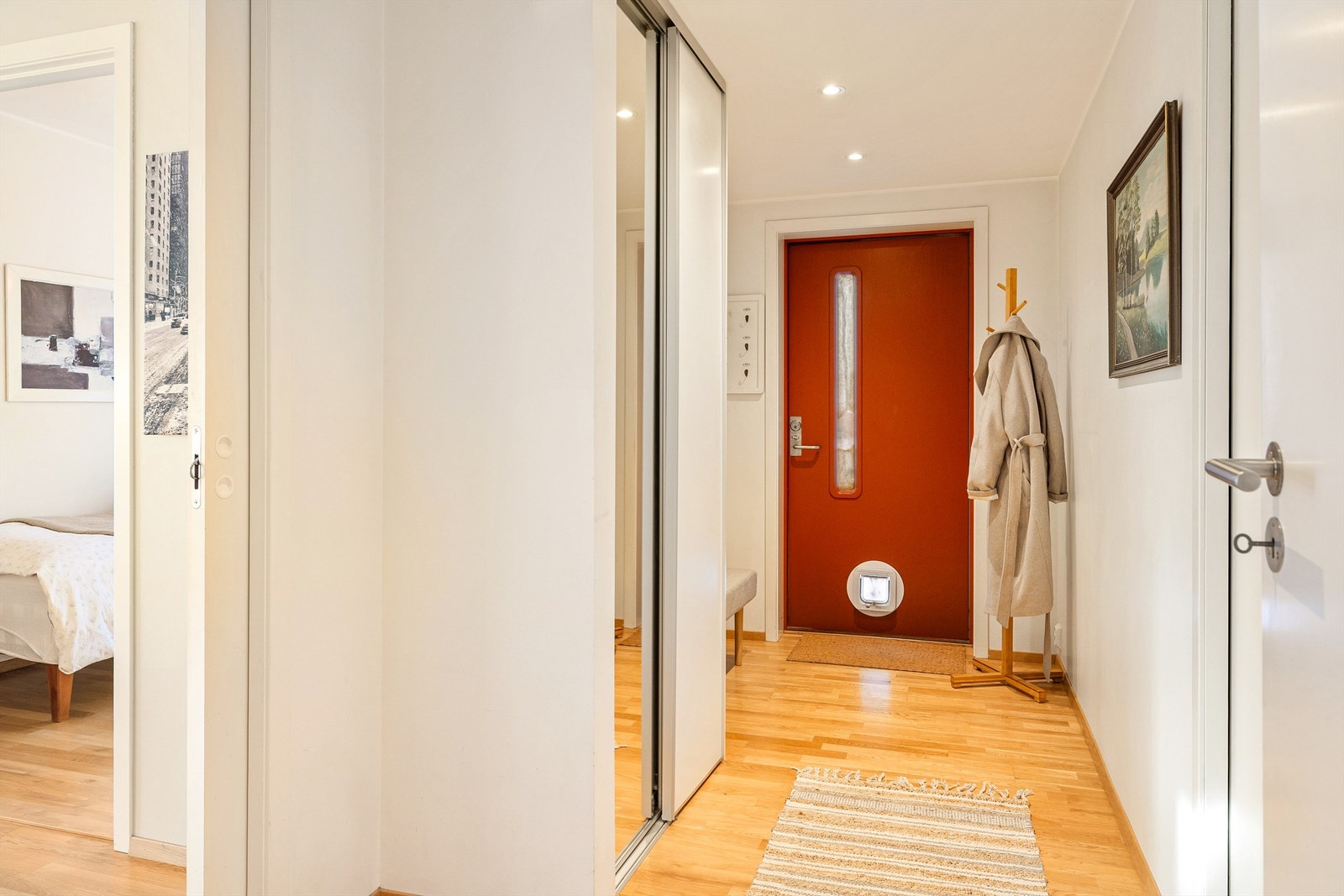 Praktisk skyvedørsgarderobe med speil som gir rikelig med oppbevaring for yttertøy og sko Galleribilde