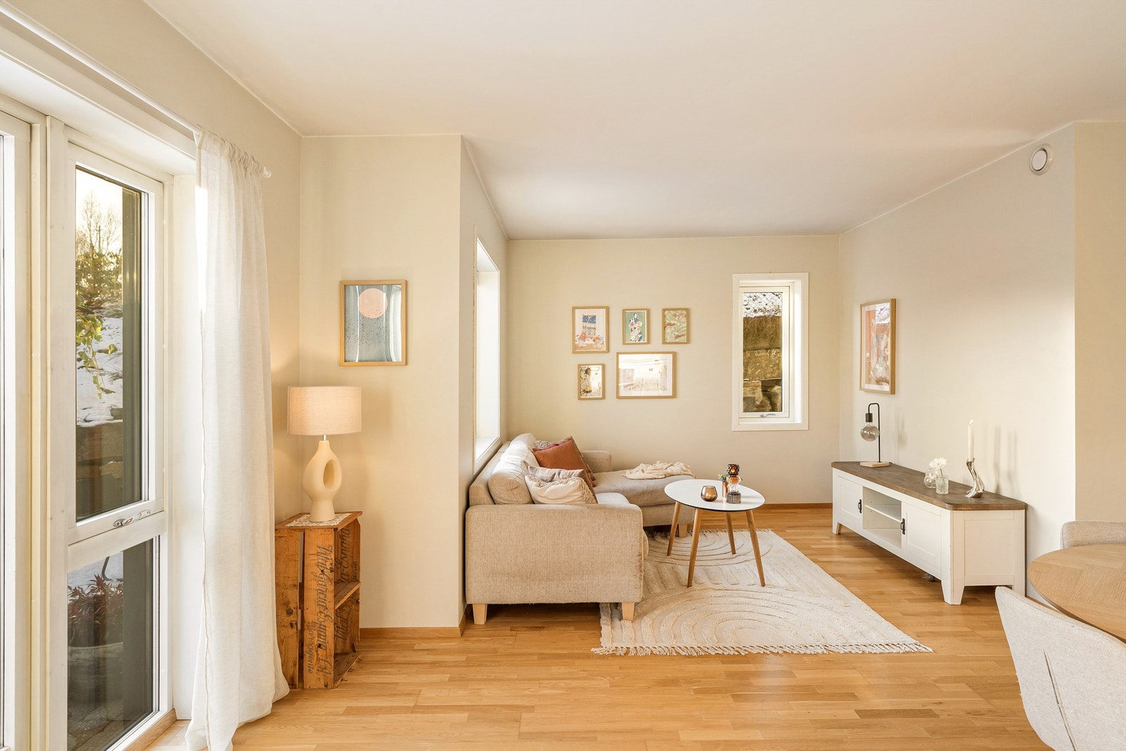 Parkett på gulv og lysmalte veggflater Galleribilde