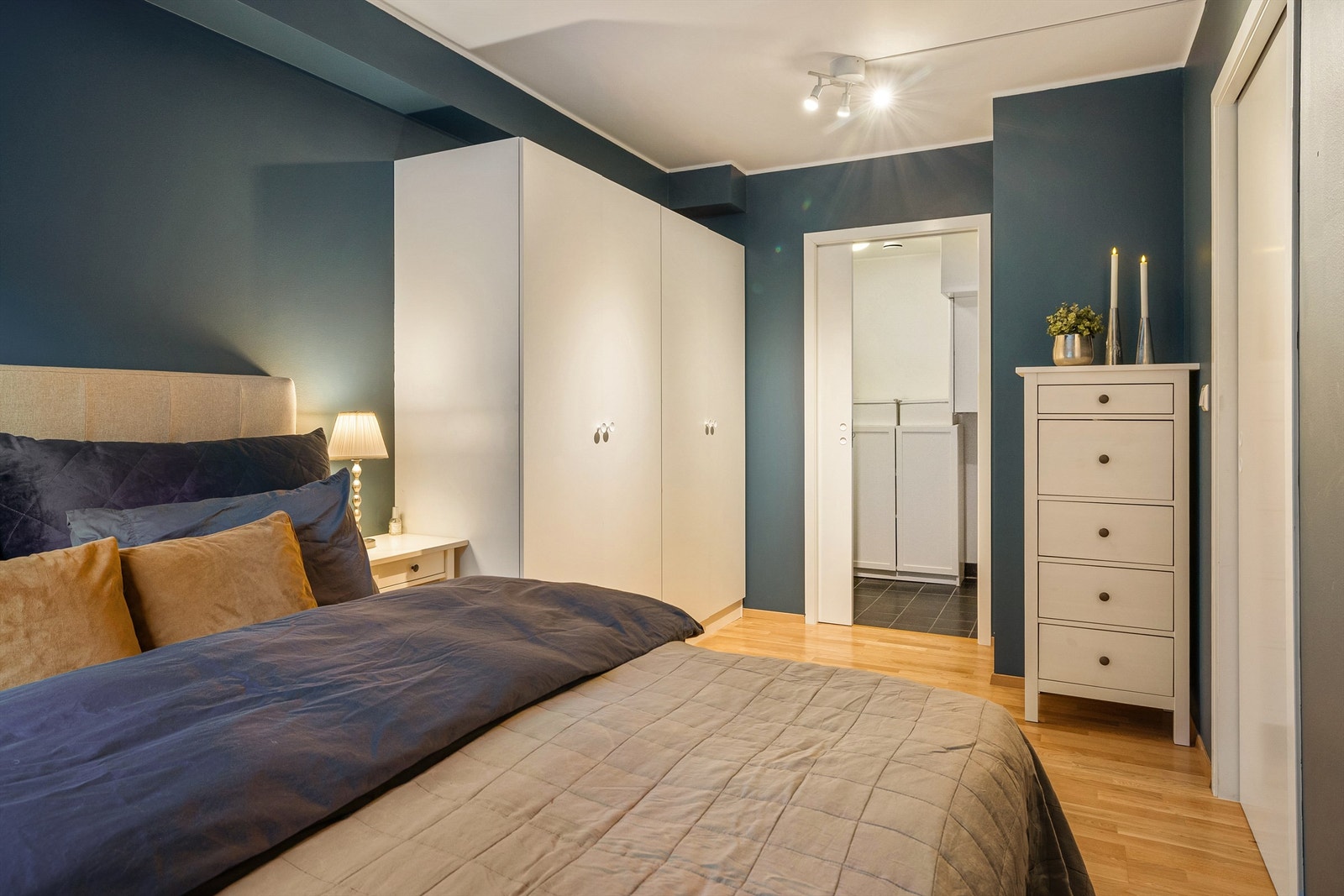 Hovedsoverom med god plass til dobbeltseng og tilhørende møblement. Stor og god garderobeplass. Galleribilde