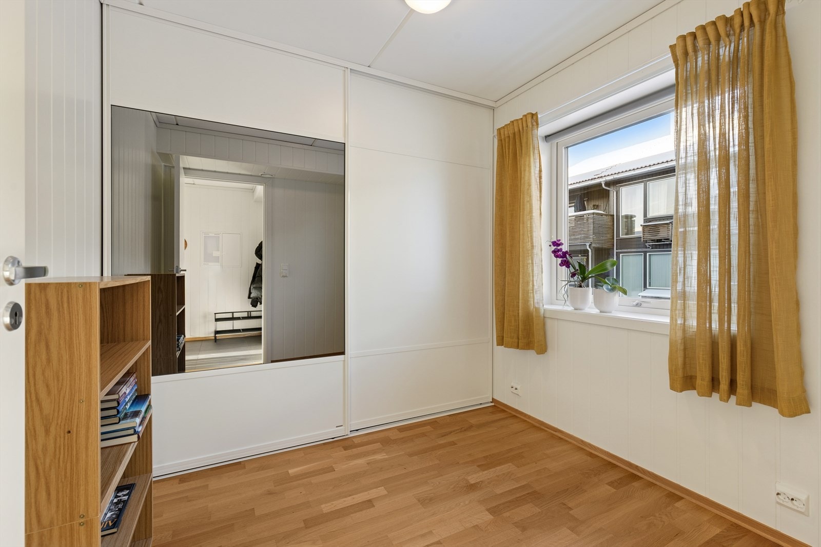 Lyst og trivelig soverom - også innredet med skyvedørsgarderobe. Galleribilde