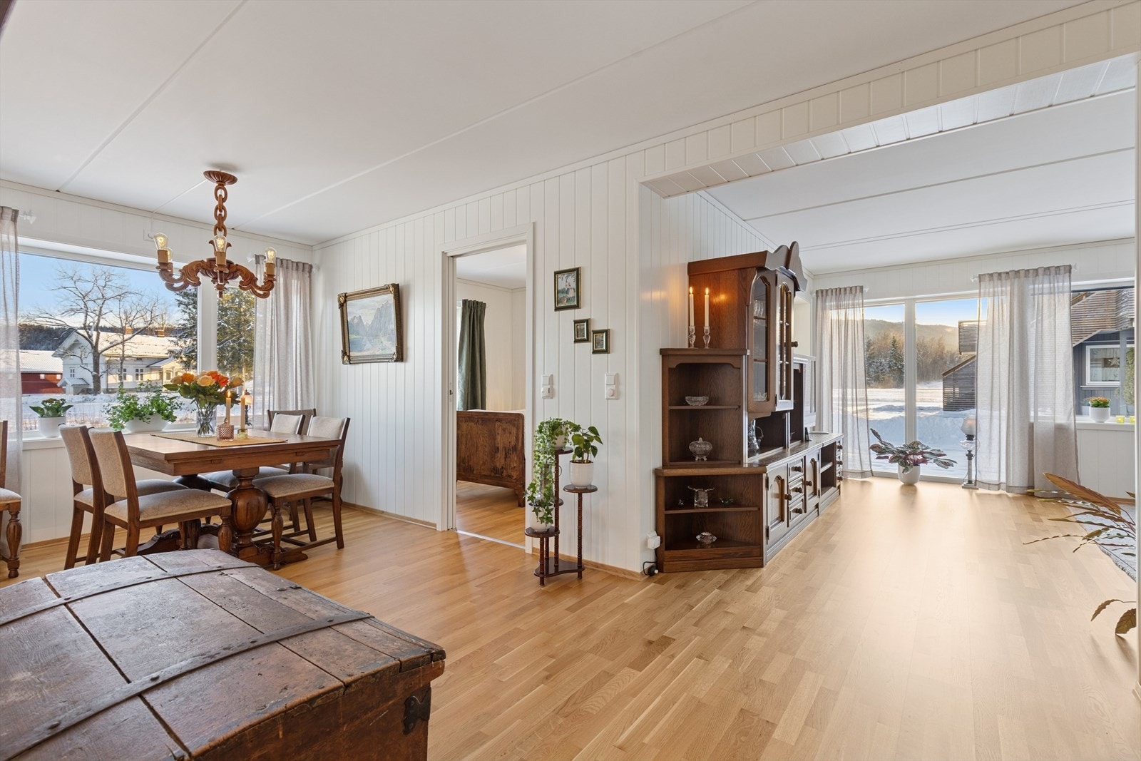 Store vinduer slipper inn dagslys og gir en naturnær atmosfære. Galleribilde