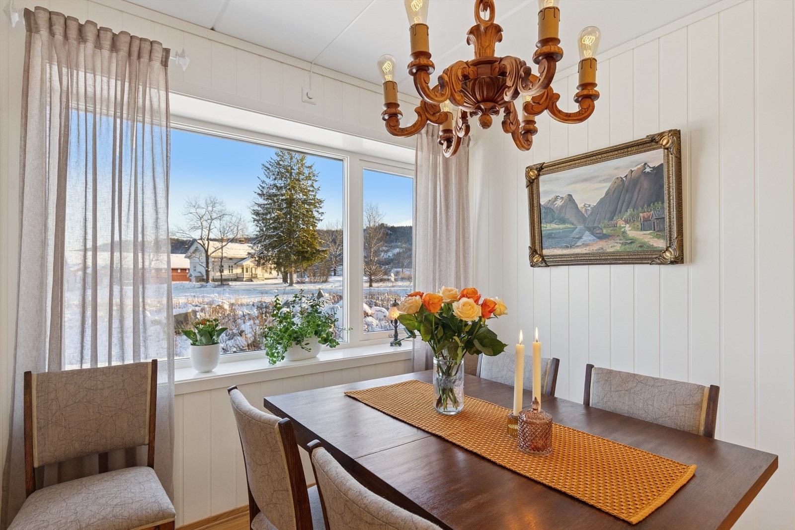 God plass til spisebord med naturskjønn utsikt. Galleribilde