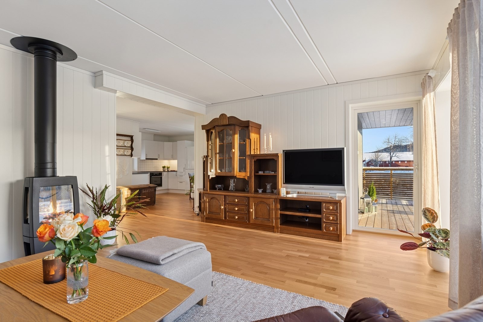 Koselig stue med peisovn som gir varme og stemning. Galleribilde