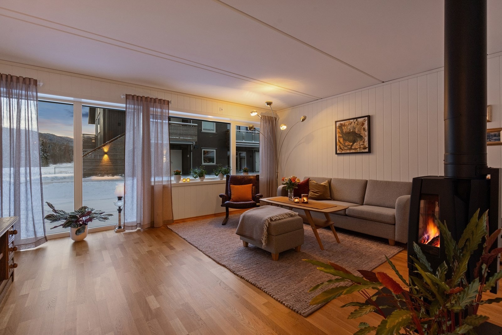 Lys og luftig stue med peisovn og direkte kontakt med naturen utenfor. Galleribilde