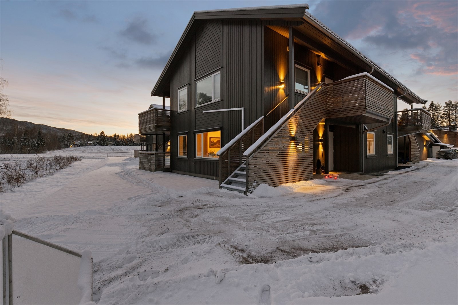 Moderne leilighet fra 2020 med gjennomgående planløsning og store vinduer i tre himmelretninger. Galleribilde