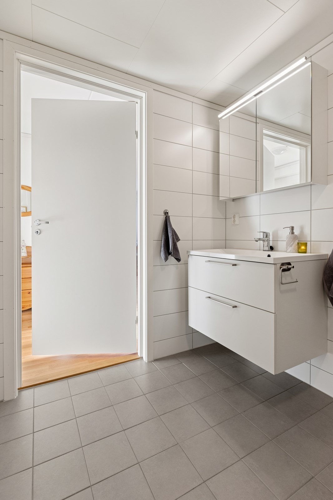 Flislagt bad med moderne innredning og elektrisk gulvvarme. Galleribilde