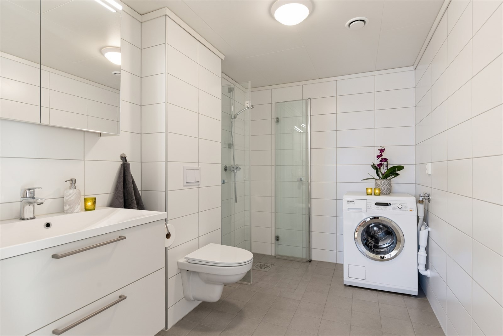 Dusjhjørne, veggmontert WC og plass til vaskesøyle gir funksjonalitet i hverdagen. Galleribilde
