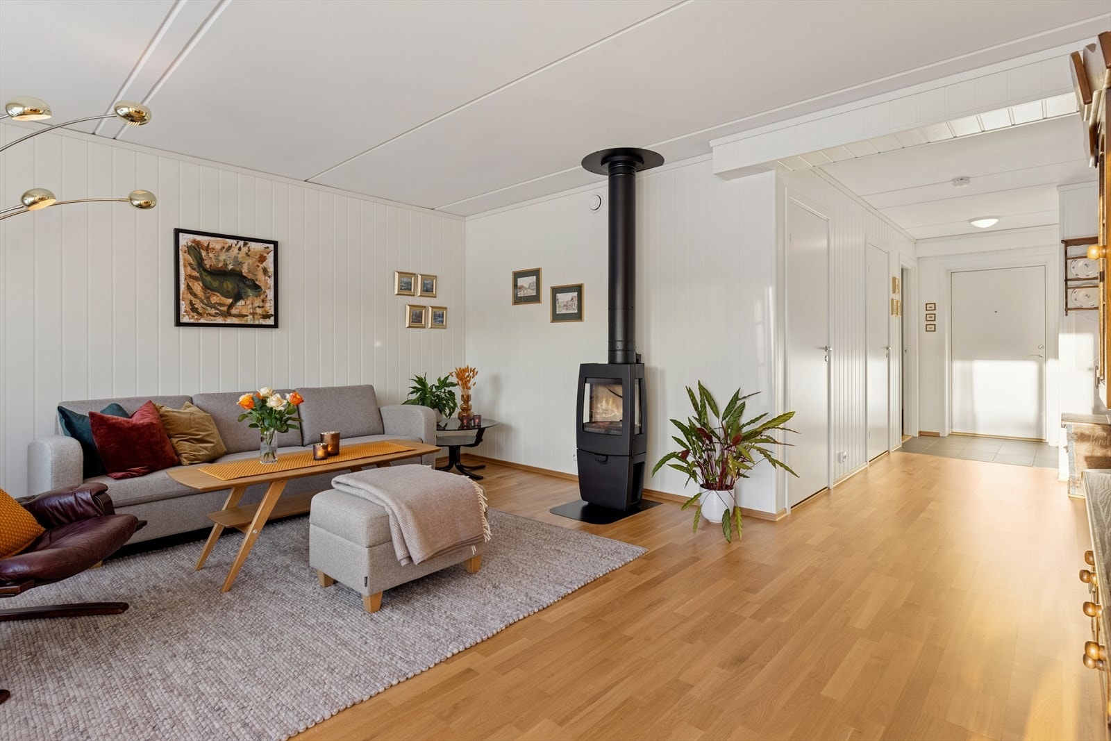 Romslig stue med plass til både sofakrok og hyggelige samlinger. Galleribilde